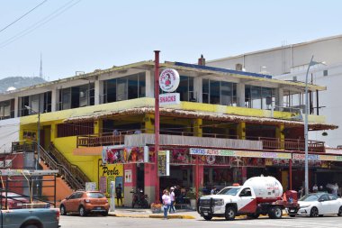 Acapulco, Meksika - 27 Nisan 2024: Otis Kasırgası 'ndan altı ay sonra, kıyı bulvarındaki restoranlar