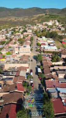 Meksika 'nın Jalisco kentindeki Gomez Farias kasabasında dikey video ilerliyor