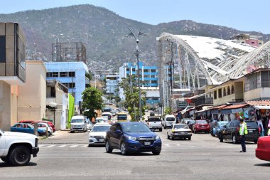 Acapulco, Meksika - 27 Nisan 2024: Acapulco 'da trafik ışıkları olmayan bir sahil kavşağında trafik