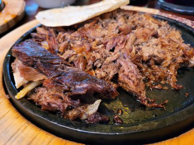 Meksika 'da geleneksel bir restoranda, tortilla ile Birria adlı bir yemeğin yakın çekimi.