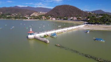 Deniz fenerinin Jalisco 'daki Chapala Gölü' nün tahta kaldırımındaki yarı dairesel videosu.