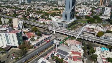 Matute Remus köprüsünün panoramik videosu ve Guadalajara 'daki Lopez Mateos Bulvarı kavşağı.