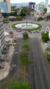 Guadalajara 'daki Minerva kavşağına yaklaşan bir İHA ile çekilen dikey video.