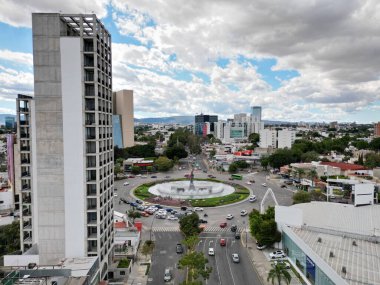 Guadalajara, Meksika - 14 Mart 2024: Guadalajara 'da binalar ve bulutlarla Minerva kavşağının manzarası