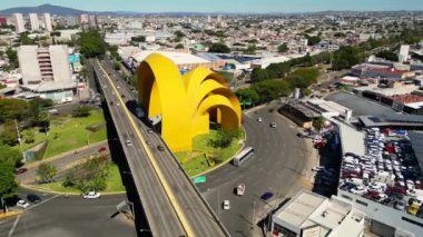 Guadalajara 'daki Milenyum Kemerleri yakınlarındaki trafiğin yanal bir perspektifini sağlayan statik hava aracı görüntüleri