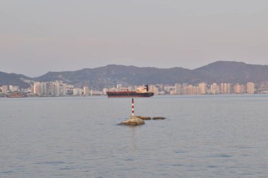 Acapulco, Meksika - 27 Nisan 2024: Acapulco körfezindeki bir kargo gemisinin görüntüsü