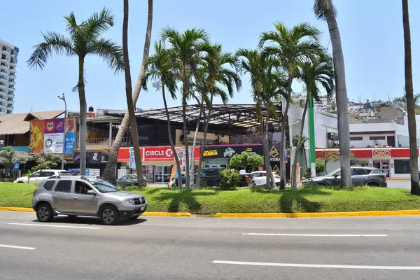 Acapulco, Meksika - 27 Nisan 2024: Otis Kasırgası 'ndan 6 ay sonra Acapulco' da sahil caddesi