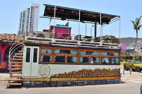 Acapulco, Meksika - 27 Nisan 2024: Acapulco sahil caddesindeki tren biçimli kafe