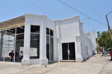 Acapulco, Meksika - 27 Nisan 2024: Otis Kasırgası 'ndan sonra Acapulco sahilinde boş bir mağaza