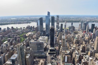 Empire State Binası 'ndan batıya doğru Batı Manhattan ve Hudson Nehri' nin yükselen gökdelenlerini gösteren manzara.