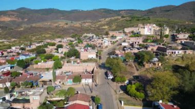 Meksika, Jalisco 'daki Gomez Farias kasabasına uzanan yatay bir video.