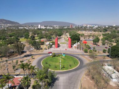Guadalajara Büyükşehir Parkı 'nın girişlerinden birinin görüntüsü, Roundabout, Meksika