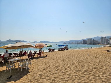 Acapulco 'daki Icacos plajının yatay görüntüsü, şemsiyeler ve turistler, Meksika