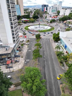 Guadalajara, Meksika - 14 Mart 2024: Guadalajara 'da binalar ve bulutlarla Minerva kavşağı dikey görünümü