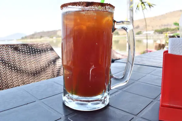 Michelada adında Meksika 'da bir restoranda bira bardağında servis edilen bir içkinin yatay görüntüsü.