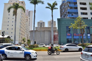 Acapulco, Meksika - 27 Nisan 2024: Otis Kasırgası 'ndan sonra Acapulco kıyı caddesinde bazı arabalar ve motosikletler