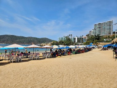 Meksika, Acapulco 'daki Icacos plajındaki şemsiyelerin yatay görüntüsü