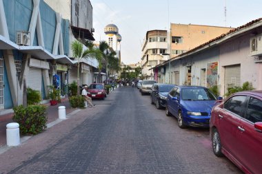 Acapulco, Meksika - 27 Nisan 2024: Caddenin kuleleri ve eski Acapulco Katedrali yan açıdan görülüyor