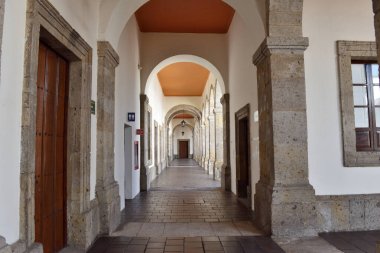 Guadalajara, Meksika - 4 Şubat 2024: Guadalajara 'daki Cabanas Kültür Merkezi içindeki Koridorun Yatay Görünümü