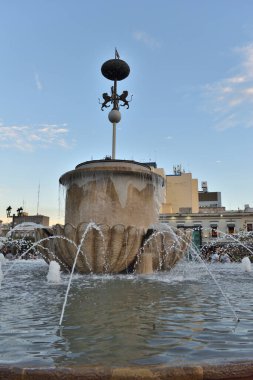 Guadalajara, Meksika - 18 Mart 2024: Guadalajara 'nın merkezinde bulunan fıskiyenin dikey görünümü