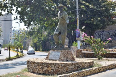 Acapulco, Meksika - 5 Mayıs 2024: Komedyen Tintan 'ın Acapulco sahilindeki heykelinin yatay görünümü