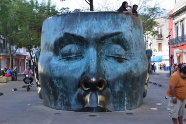 Guadalajara, Meksika - 18 Mart 2024: Ağzı ve burnu olan büyük bir heykel şehir meydanında sergileniyor.