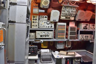 New York, ABD - 17 Mayıs 2023: Birçok elektronik cihazlı bir oda. New York 'taki korkusuz hava ve uzay müzesi