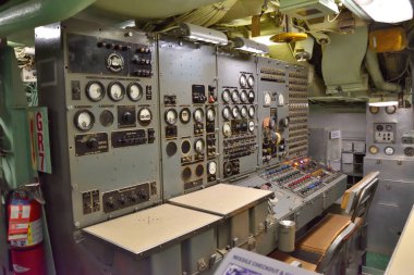 New York, ABD - 17 Mayıs 2023: New York 'taki uçak gemisi gözü pek bir kontrol paneli