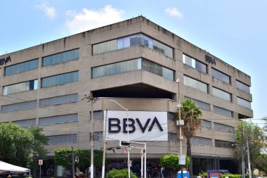 Guadalajara, Meksika - 30 Haziran 2024: Önünde BBVA işareti olan büyük bir bina. Bina kahverengi ve birçok penceresi var, Bank.