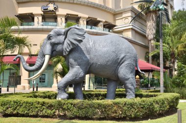Guadalajara, Meksika - 30 Haziran 2024: Centro Magno binasının önünde büyük gri bir fil heykeli duruyor. Fil çalılar ve ağaçlarla çevrilidir.