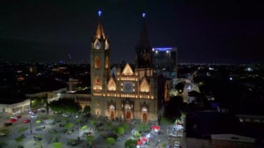 Meksika, Guadalajara 'daki son kullanma tarihi geçmiş tapınağın etrafında uçan bir İHA ile çekilmiş video.