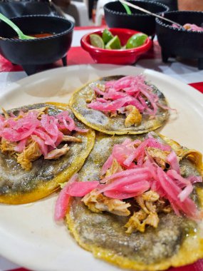 Meksika restoranındaki Yucatecan panuchos siparişinin dikey görüntüsü