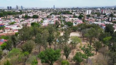 Guadalajara, Meksika 'daki La Estancia mahallesindeki Ahtapot Parkı üzerinde uçuyor.