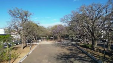 Orman bahçeleri parkı ve Guadalajara, Meksika 'daki El Calvario tapınağı üzerinde uçuş.