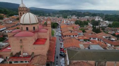 Ana cadde boyunca uçan hava görüntüleri Tapalpa, Jalisco 'daki kilise ve merkez plazaya yaklaşıyor.
