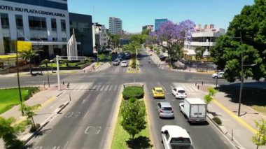Havadan çekilen görüntüler, Meksika, Guadalajara 'daki Atların Dönme Kavşağı anıtını ve çevresini gözler önüne seriyor.