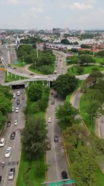 Dikey hava zaman çizelgesi, Guadalajara, Meksika 'daki Los Cubos kavşağında trafik hareketi ve şablonları gösteriyor.