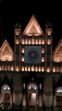 Gece hava dronisi Guadalajara 'daki aydınlık Expiatory Temple' dan uzaklaşıp büyüleyici mimarisini gözler önüne seriyor.