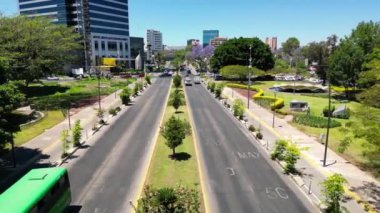 Hava aracı videosu Guadalajara, Meksika 'daki Roundabout of the Horses anıtına doğru ilerliyor.