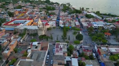 Cajititlan 'daki merkez plaza ve kilise üzerinde ilerleyen hava videosu Jalisco' daki bu tarihi kasabanın kalbini gözler önüne seriyor.