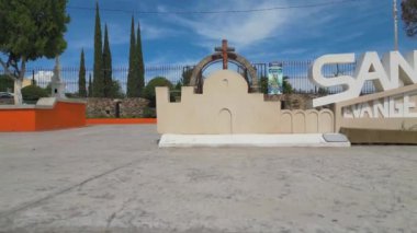 San Juan Evangelista, Guadalajara 'daki merkez plazadan kalkan hava görüntüleri, kilise ve şehir merkezinin görüntülerini yakalıyor.