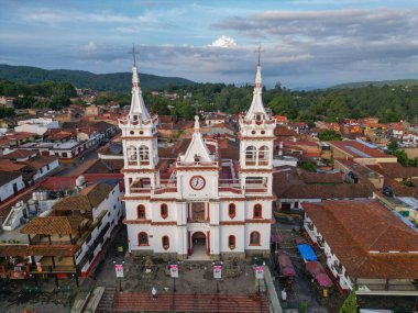 İnsansız hava aracı, Mazamitla, Jalisco 'daki kilisenin açık bir ön görüntüsünü gösteriyor. Karmaşık dış görünüşünü ve büyüleyici çevresini vurguluyor.
