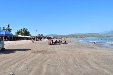 San Blas, Meksika - 25 Mayıs 2024: Şemsiyeli ve sokak satıcılarıyla Islitas plajı manzarası