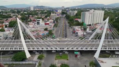 Hava aracı videosu Matute Remus Köprüsü 'ne ve Guadalajara, Meksika' daki kavşağa doğru ilerliyor.