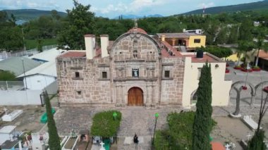 Kiliseden, San Juan Evangelista 'daki merkez plazaya ters yönde hareket eden hava videosu kasabanın planını gözler önüne seriyor.