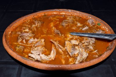 Bir kase Meksika yemeği. Adı Birria. İçinde kaşık var.