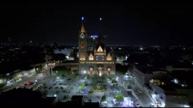 İnsansız hava aracı videosu Guadalajara, Meksika 'daki son kullanma tarihi olan tapınağa doğru ilerliyor.