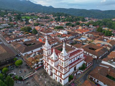Yukarıdan çapraz panoramik manzara, kiliseyi ve Mazamitla, Jalisco 'daki binaları gösteriyor.