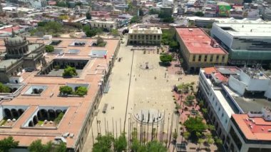 İnsansız hava aracı Guadalajara 'nın merkezindeki düzlem kulübelerinin genişliğinde ilerliyor.