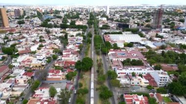 Guadalajara, Meksika 'daki İngiltere Bulvarı tren raylarında bir trenin videosu durdu.